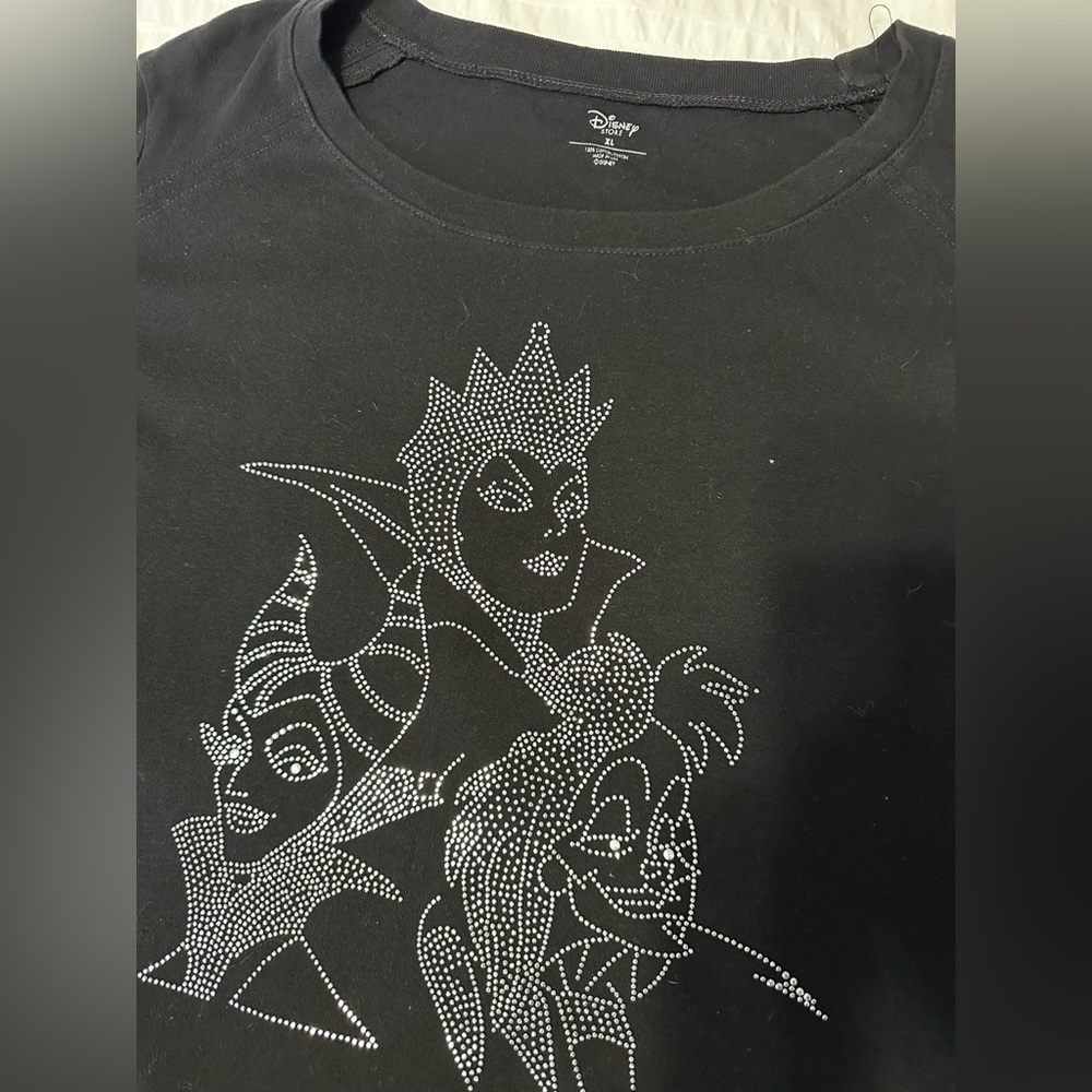 Women’s Disney Villain Sweatshirt, XL.